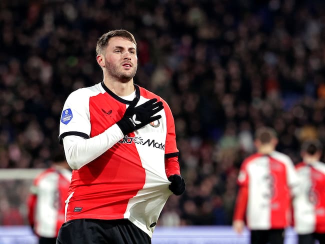 Santiago Giménez marca Hat-Trick en 17 minutos con Feyenoord, en la goleada vs Heracles
