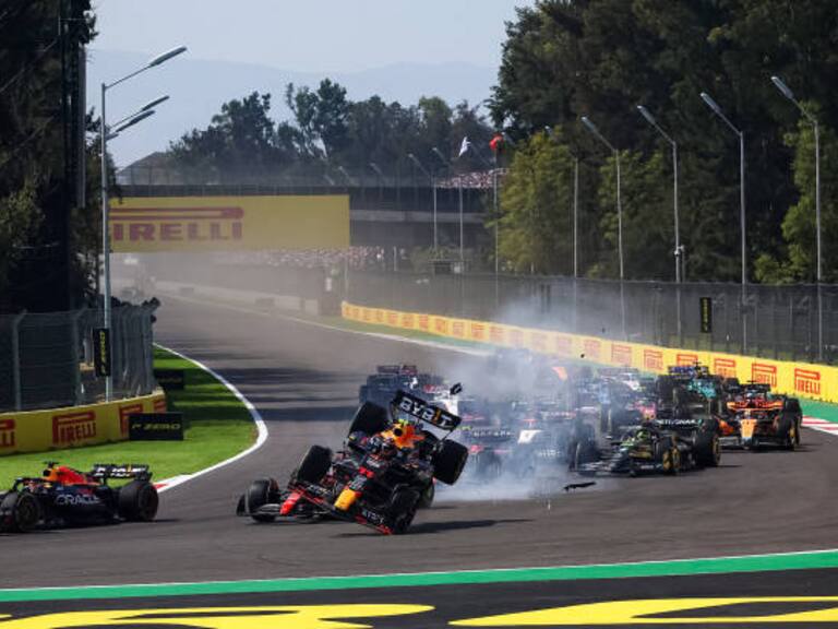 Checo Pérez abandonó la carrera del GP de México, tras chocar con Leclerc