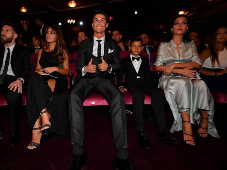 Lionel Messi y Cristiano Ronaldo con sus esposas. Foto: