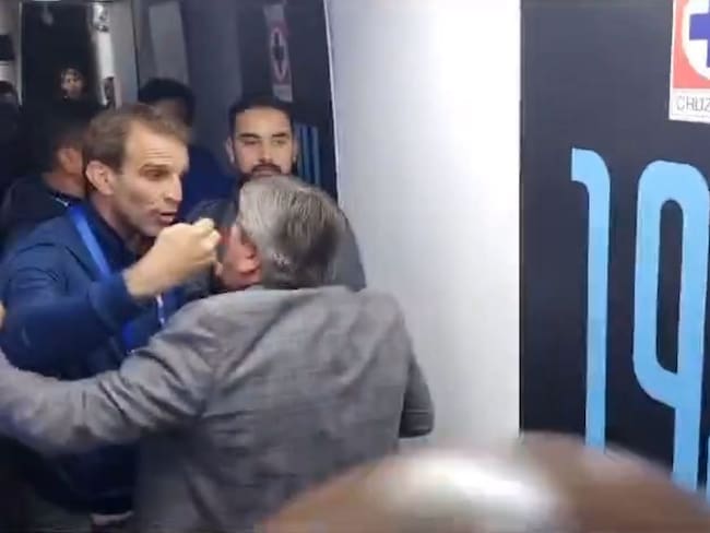 Video: Miguel Herrera e Iván Alonso se dicen de palabras en los vestidores del Estadio Ciudad de los Deportes