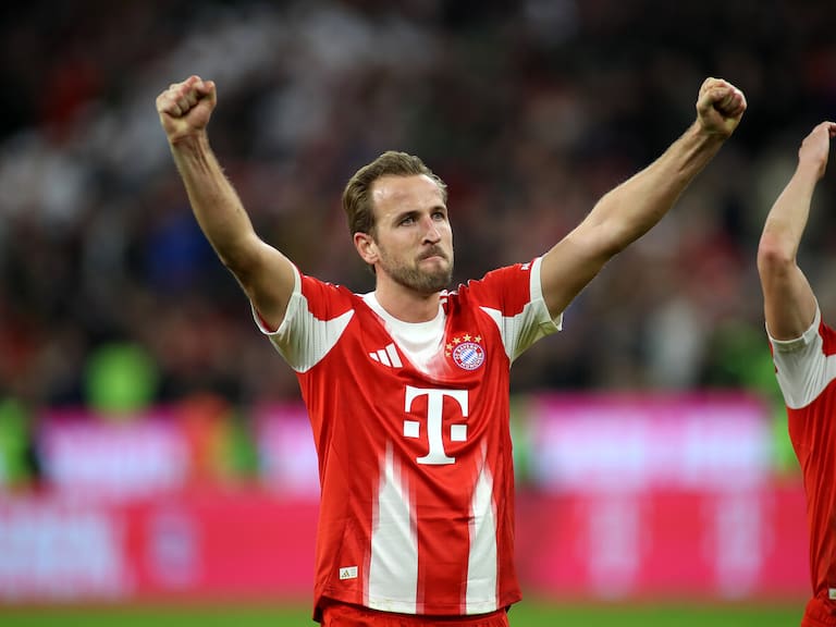 Fussball, Herren, Bundesliga, Saison 2025/2026, FC Bayern München - Borussia Dortmund, Allianz Arena Harry Kane (FC Bayern München) jubel nach dem Spiel, reisst beide Arme nach oben DFB, DFL regulations prohibit any use of photographs as image sequences and/or quasi-video   - Photo by Icon Sport
