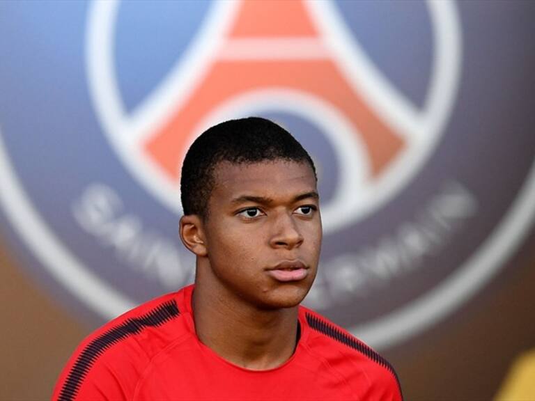 Mbappé con el escudo del que sería su nuevo club. Foto: Getty Images