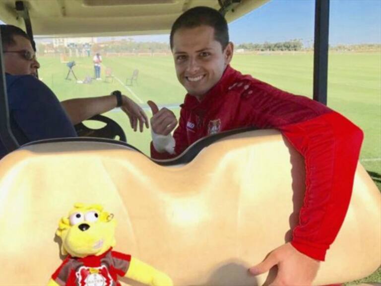 &quot;Chicharito&quot; revela algunos de sus gustos mientras juega billar