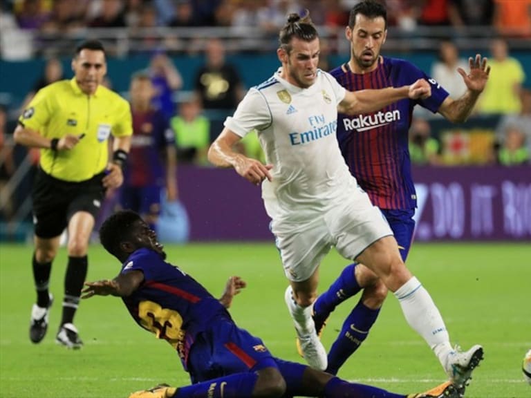 Jugadores disputan un balón. Foto: Getty Images