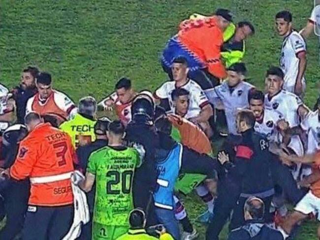 Jugadores de Patronato agreden al árbitro y la policía y se los llevan detenidos