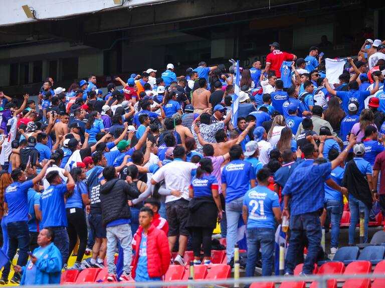Aficionados de Cruz Azul le dan la espalda al equipo en el estadio Azteca