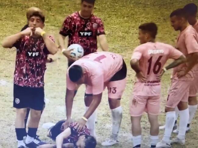 Exjugador de Cruz Azul cae inconsciente tras un golpe en Copa Potrero del Kun Agüero VIDEO