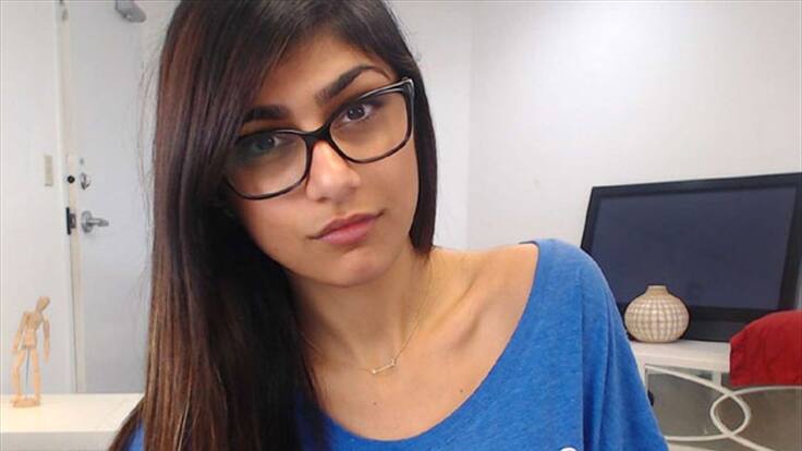 Revientan seno de Mia Khalifa