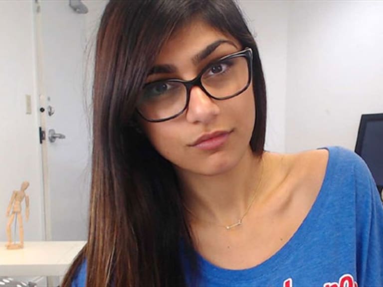 Revientan seno de Mia Khalifa