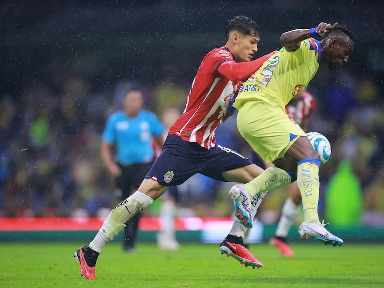 MEXICO CITY, MEXICO - SEPTEMBER 16: Jesus Orozco of Chivas battles for possession with Julian Quiñones of America during the 8th round match between America and Chivas as part of the Torneo Apertura 2023 Liga MX at Azteca Stadium on September 16, 2023 in Mexico City, Mexico. (Photo by Hector Vivas/Getty Images)