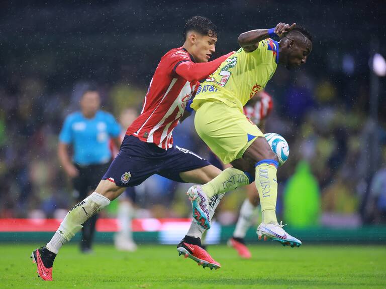 MEXICO CITY, MEXICO - SEPTEMBER 16: Jesus Orozco of Chivas battles for possession with Julian Quiñones of America during the 8th round match between America and Chivas as part of the Torneo Apertura 2023 Liga MX at Azteca Stadium on September 16, 2023 in Mexico City, Mexico. (Photo by Hector Vivas/Getty Images)