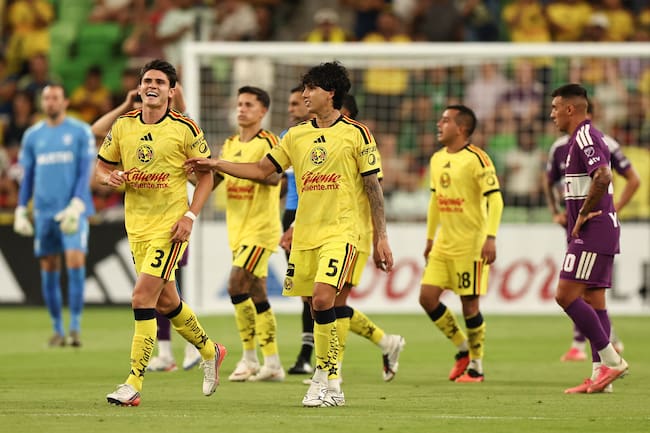 Festejo de los jugadores azulcrema tras el autogol de Jon Gallagher