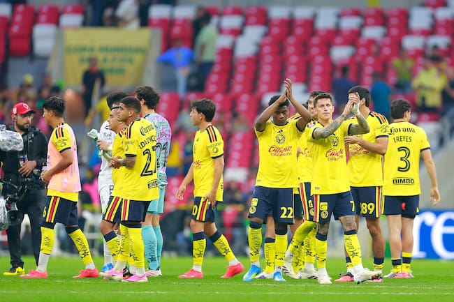 Jugadores del América agradeciendo a la afición tras golear 3-0 al Atlético San Luis