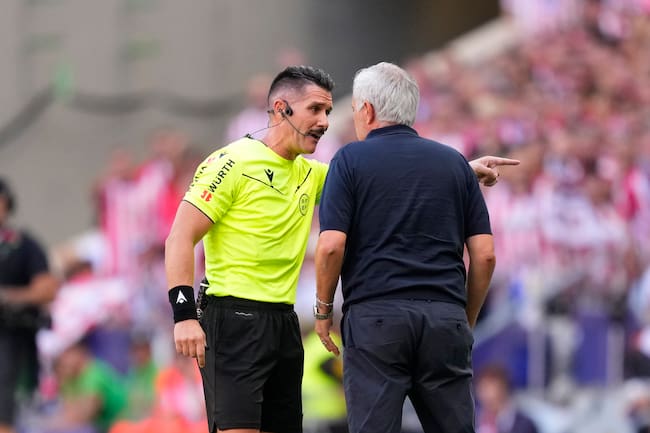 José Mourinho arremetió contra el árbitro