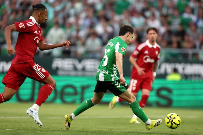 Alvaro Fidalgo del Real Betis anota su primer gol con el Real Betis