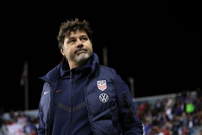 Mauricio Pochettino, director técnico de la selección de fútbol de Estados Unidos observa durante el partido amistoso internacional