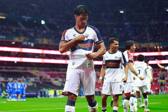 Festejo de Luis Puente después de marcar gol