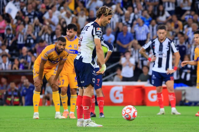 Sergio Canales de Monterrey cobra un penalti durante el partido de la jornada 16 entre del torneo Apertura 2025 de la Liga MX