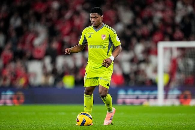 Óscar Perea con el AVS contra el Benfica