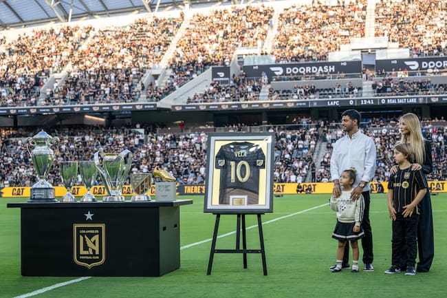 Carlos Vela y su familia durante la presentación en honor al legendario jugador de LAFC