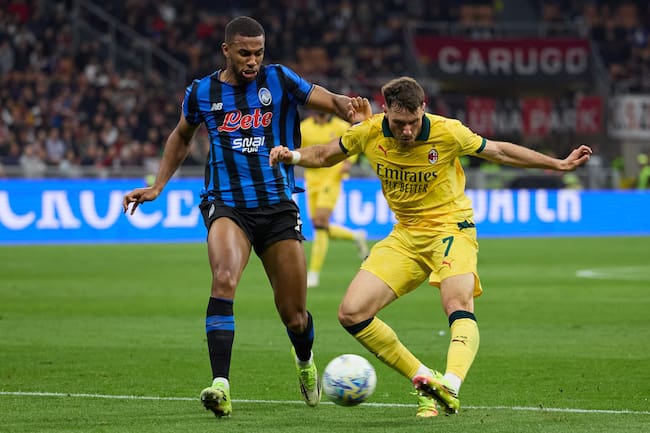 Santiago Giménez jugando ante el Atalanta
