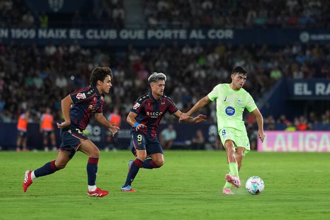 Pedri en partido vs Levante por LaLiga de España
