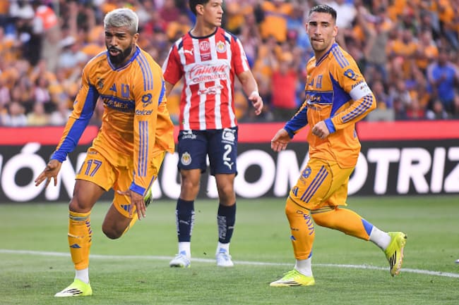 Rodrigo Aguirre celebra gol