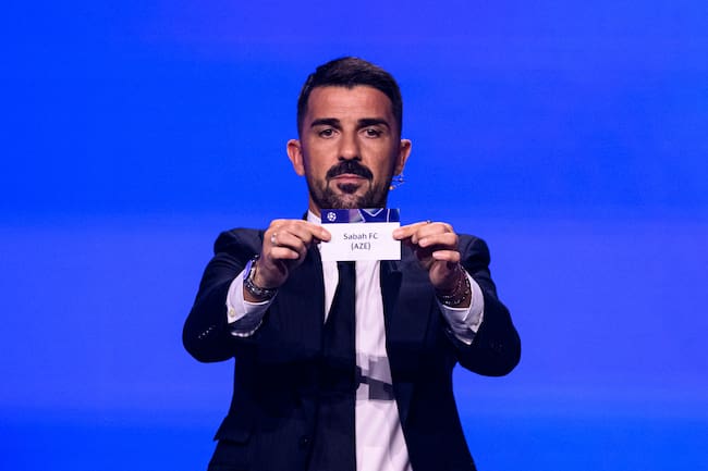 David Villa fue el encargado de mostrar el papel de Sabah FK en el sorteo de la Champions League