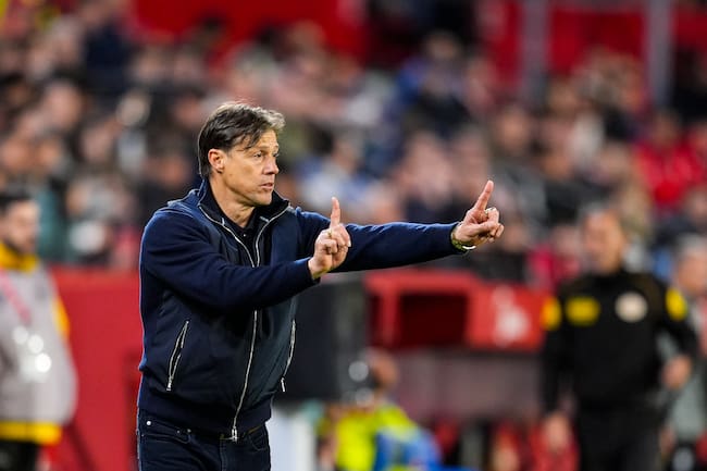 Matías Almeyda, director técnico del Sevilla FC, gesticula durante el partido de la liga española, LaLiga EA Sports, entre el Sevilla FC