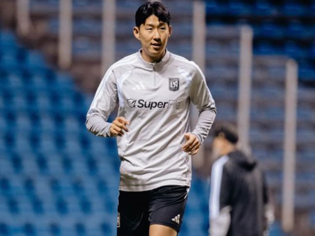 Heung-Min Son sorprendido por el Estadio Cuauhtémoc antes del duelo ante Cruz Azul