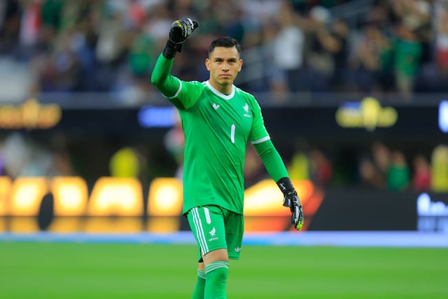 Luis Ángel Malagón, portero de la Selección de fútbol de México, celebra el primer gol del equipo durante el partido del Grupo A de la Copa Oro de la Concacaf 2025 entre México y República Dominicana en el SoFi Stadium el 14 de junio de 2025