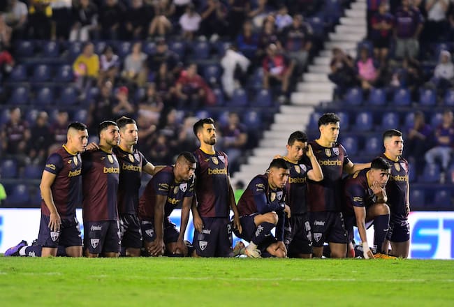Jugadores del Atlante en la tanda de penaltis en la final de la Liga de Expansión contra Cancún FC