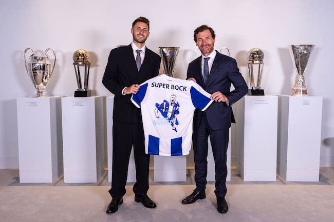 Santiago Giménez es presentado como nuevo jugador del Porto