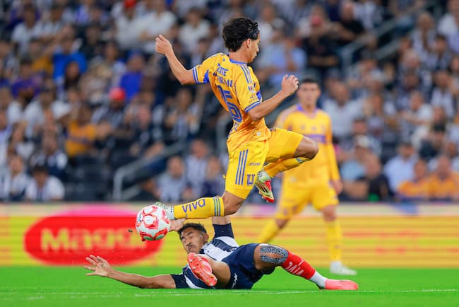 Ricardo Chávez de C.F. Monterrey y Diego Lainez de Tigres UANL en la jornada 16 Torneo Apertura 2025 de la Liga MX