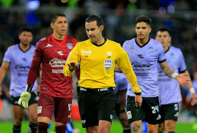 César Arturo Ramos pitando en la Liga MX