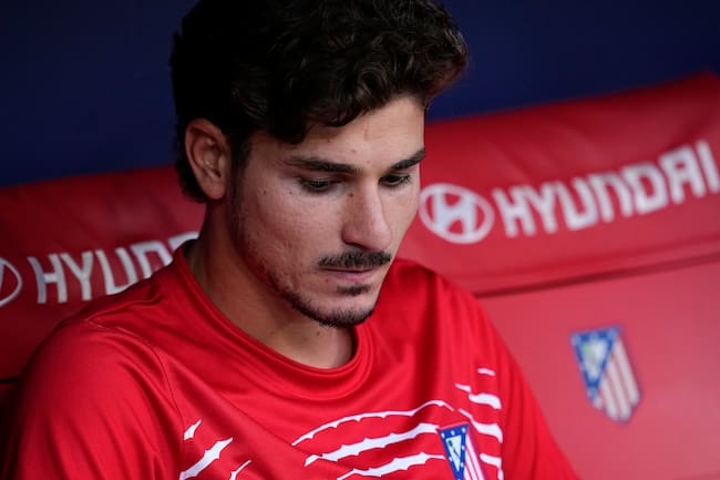 Julián Álvarez en la banca previo al arranque del juego contra el Villarreal