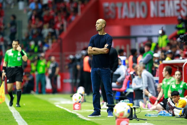 Guido Pizarro dirigiendo frente a Toluca