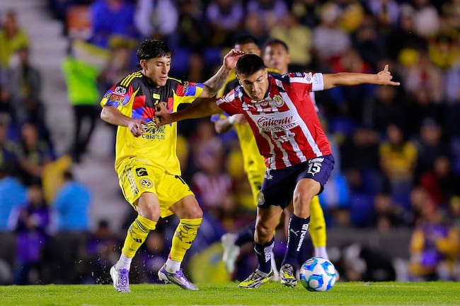 Alejandro Zendejas y Erick Gutiérrez en el Clásico Nacional