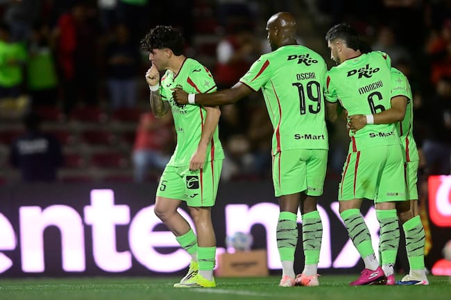 Denzell García de FC Juárez celebra con sus compañeros después de anotar el segundo gol durante la Jornada 8 entre Juárez y Atlas FC, Torneo Clausura 2026 de la Liga MX.