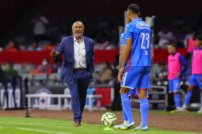 Potro Gutiérrez dirigiendo a Cruz Azul