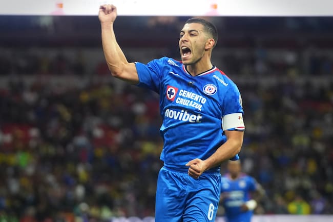 Erik Lira festejando un gol de Cruz Azul