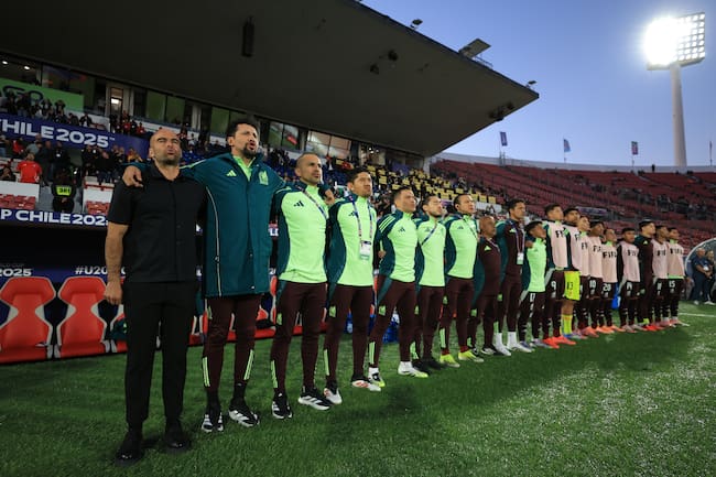 Eduardo Arce, cuerpo técnico y jugadores previo al encuentro contra Argentina