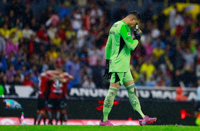 Luis Malagón, portero del América, reacciona durante el partido de la jornada 6 entre Atlas y América como parte del Torneo Apertura 2025 de la Liga MX