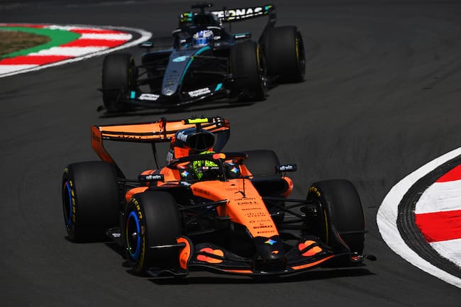 Lando Norris lidera en pista a George Russell, durante la práctica previa al Gran Premio de China de Fórmula 1