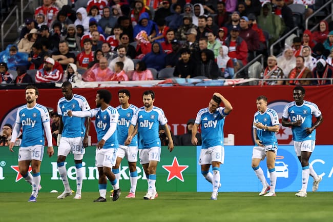 Festejo de Charlotte tras el gol de Pep Biel