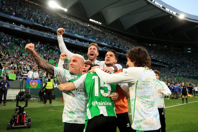Alvaro Fidalgo del Real Betis celebra el segundo gol de su equipo junto a sus compañeros durante el partido de LaLiga EA Sports entre el Real Betis Balompie y el Sevilla FC.