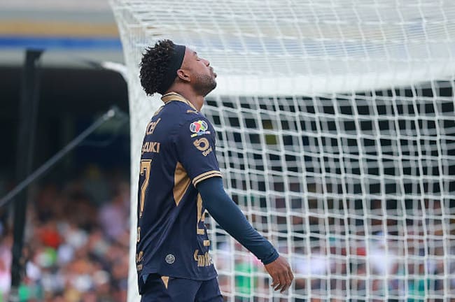 Álvaro Angulo en el Pumas vs Pachuca
