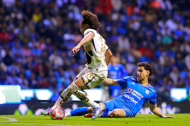 : Adalberto Carrasquilla de Pumas UNAM y Jeremy Márquez de Cruz Azul disputan el balón durante el partido de la Jornada 17 entre Cruz Azul y Pumas UNAM, correspondiente al Torneo Apertura 2025 de la Liga MX,