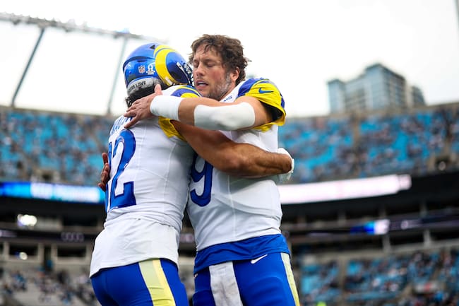 Celebración de Matthew Stafford y Puka Nacua tras vencer a Carolina