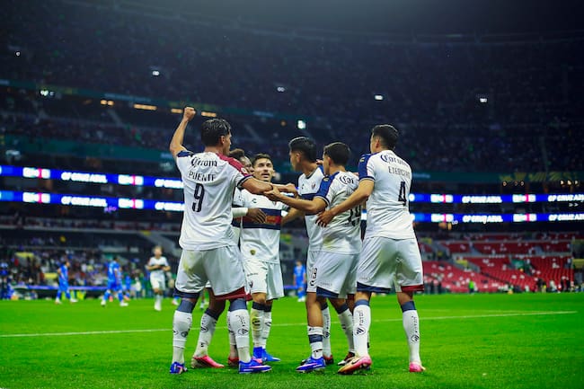 Celebración de los jugadores del Atlante al gol de Luis Puente
